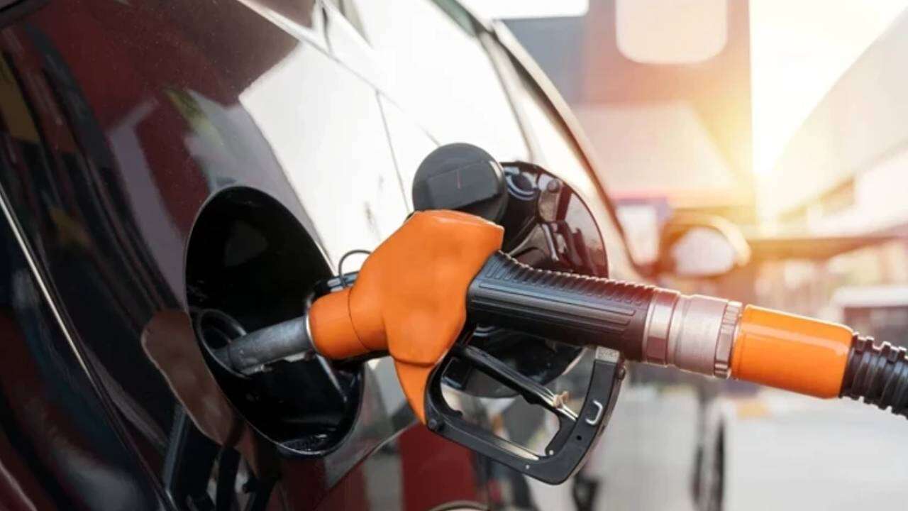 Zamların ardından sürücülere nefes aldıracak haber: Motorine indirim geliyor, tabelalar bu gece değişecek! 5
